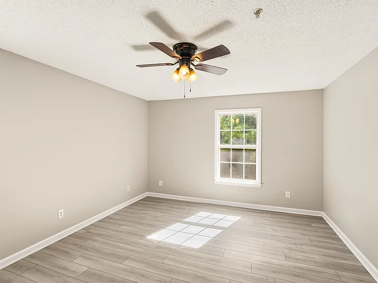 323 Ivy Glen Ct — Photo 17