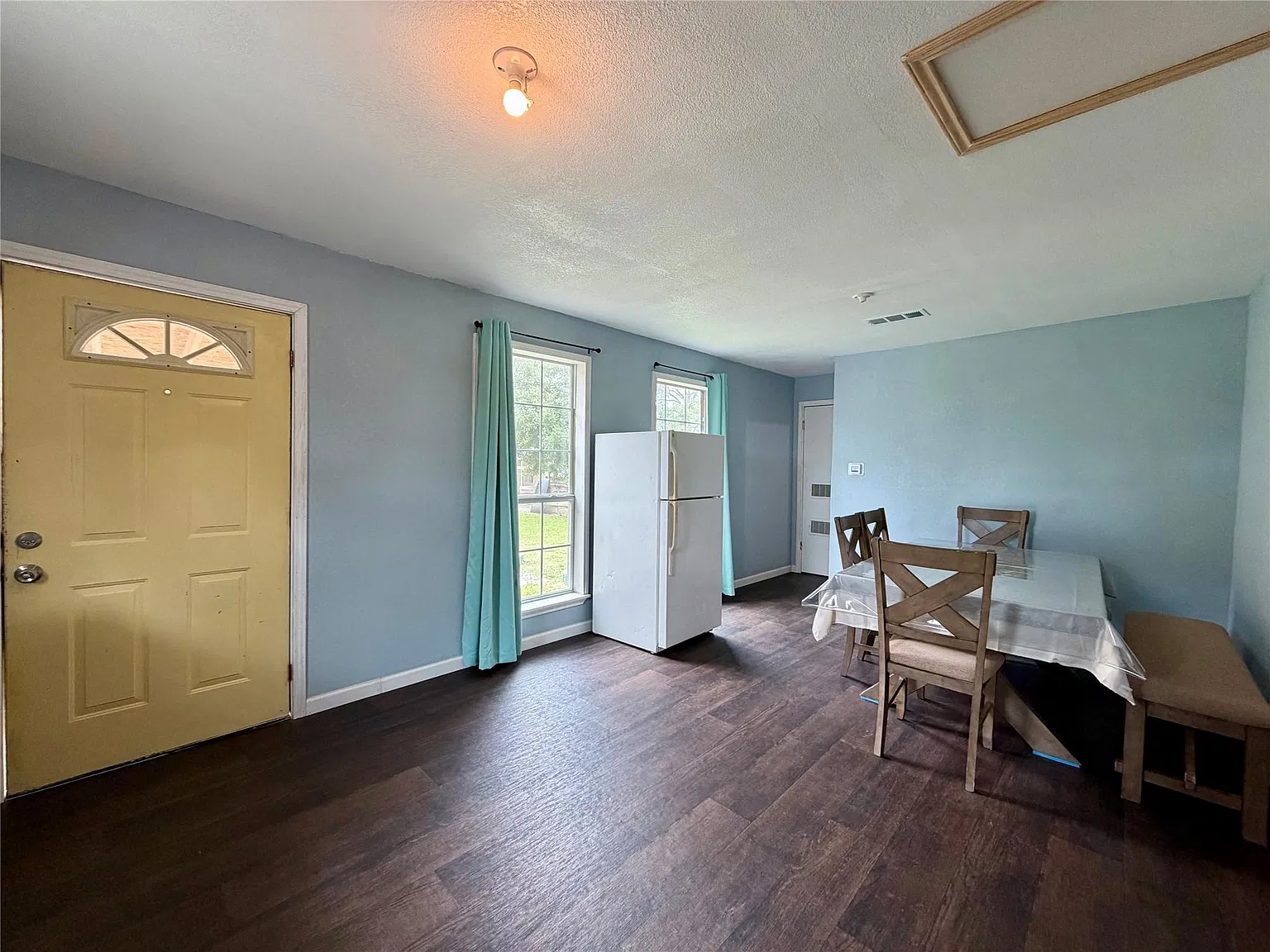 2 bed, 1.0 bath, 672 sqft, $1,300 — Photo 3