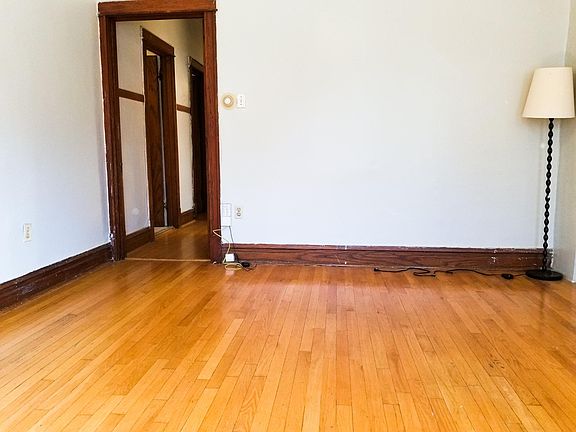5th image of 2101 N Leavitt St #1
