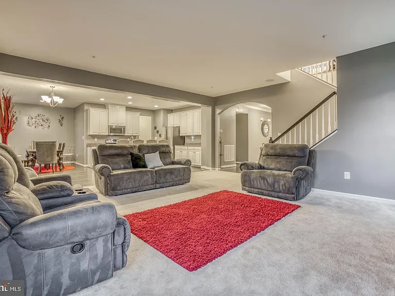 728 Falcon Ln — Photo 8