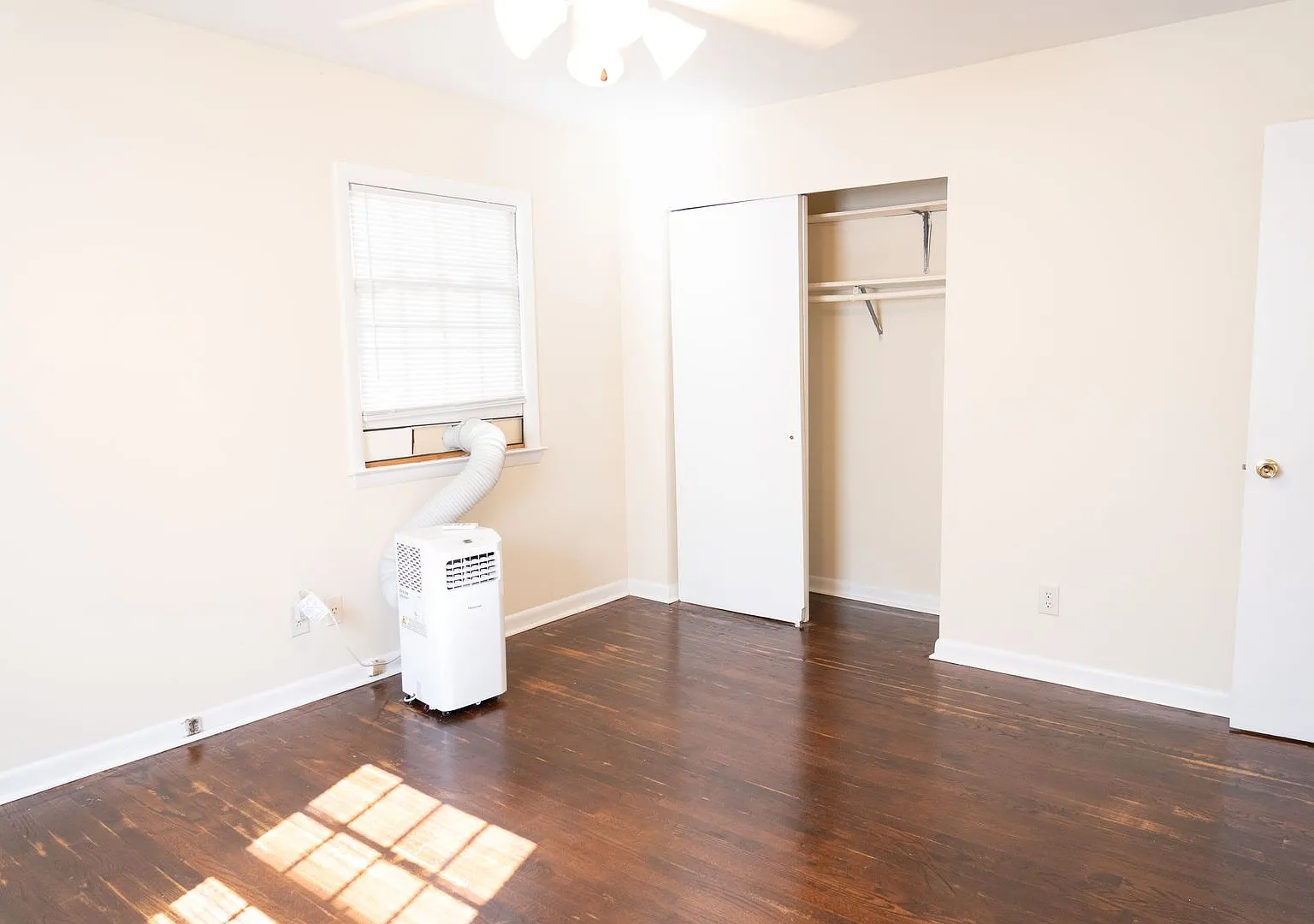 114 Stratford Ct — Photo 3