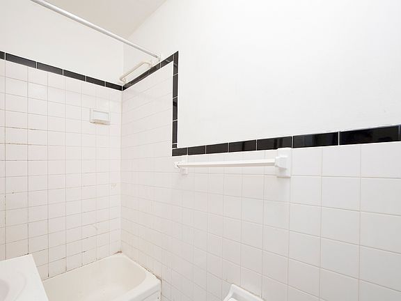 4th image of 304 W 21st St APT 2A