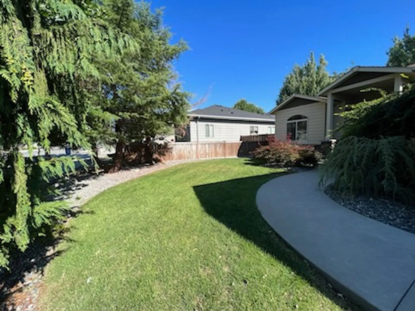 Beautiful 4 bed/2 bath home in excellent location, with a 3 car garage! — Photo 2