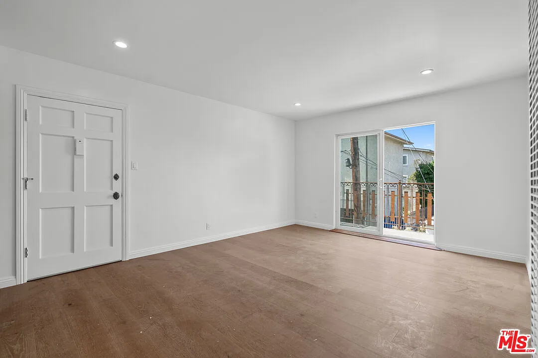 2 bed, 850 sqft, $4,350 — Photo 3