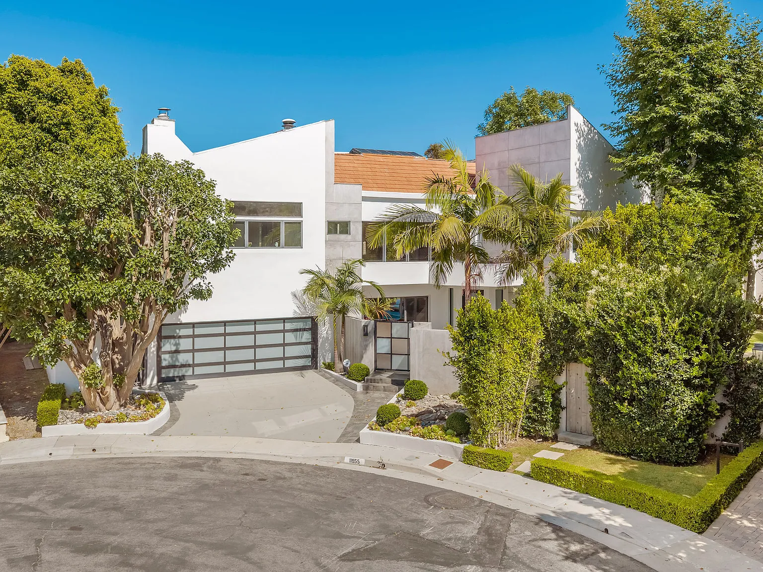 Pinnacle Pl, Beverly Hills — Photo 2