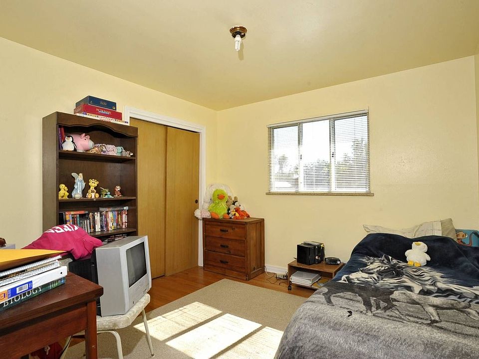 2nd main level bedroom