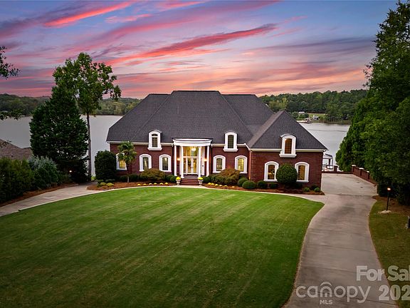 4th image of 249 Blue Heron Dr