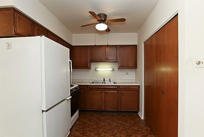 3rd image of 523 N Pleasant Dr APT 2B