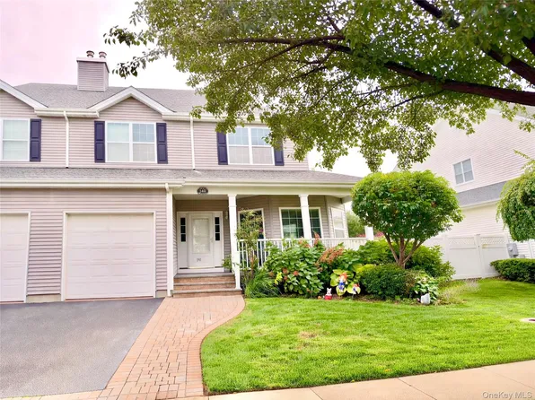 140 Rivendell Court, Melville, NY 11747