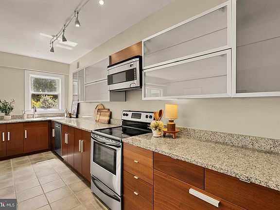 5th image of 3901 Cathedral Ave NW #220