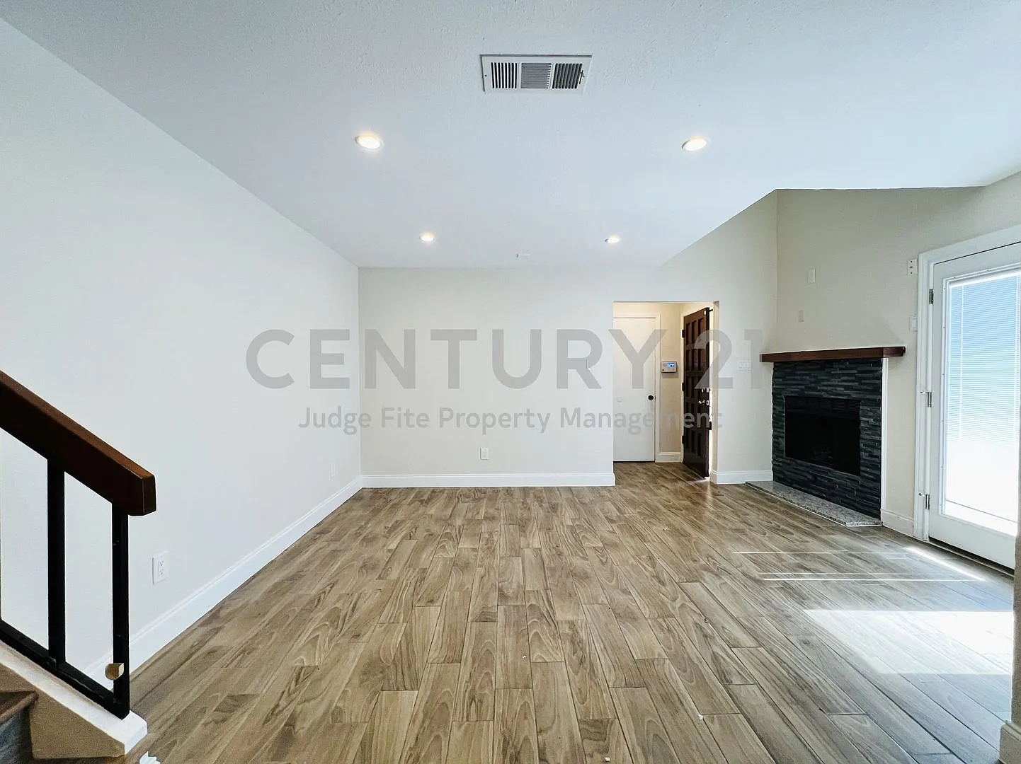 Lovely 2-Story 3/2 Condo in Gated Community Ready for Move-In! — Photo 4