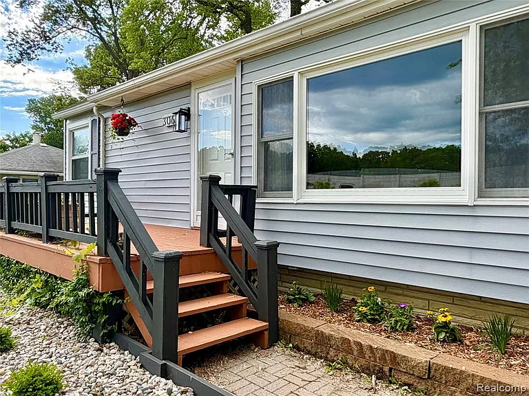 306 Michelson Rd — Photo 3