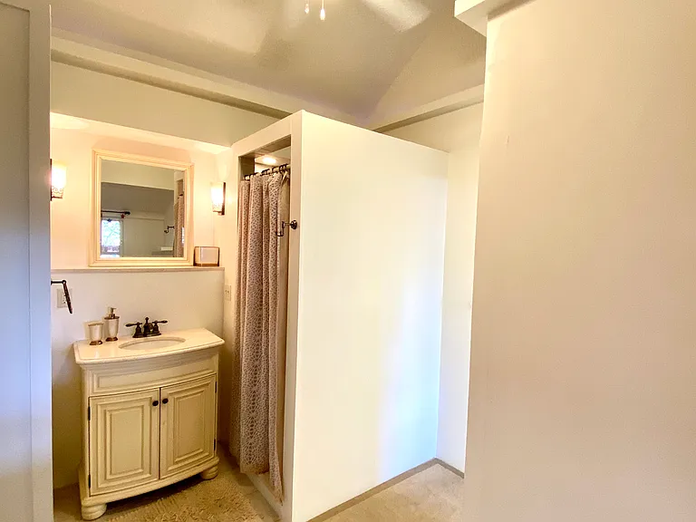 Detached small studio with full bathroom off the kitchen area
