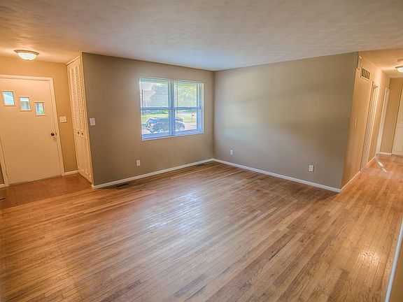5th image of 110 Linda Ln