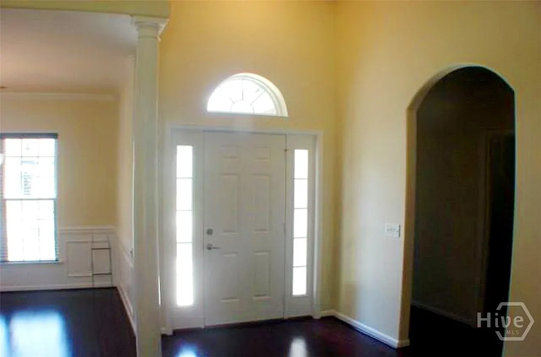 4 bed, 2.0 bath, 1916 sqft, $2,600 — Photo 2