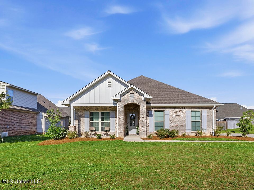 1st image of 137 Sweetbriar Cir