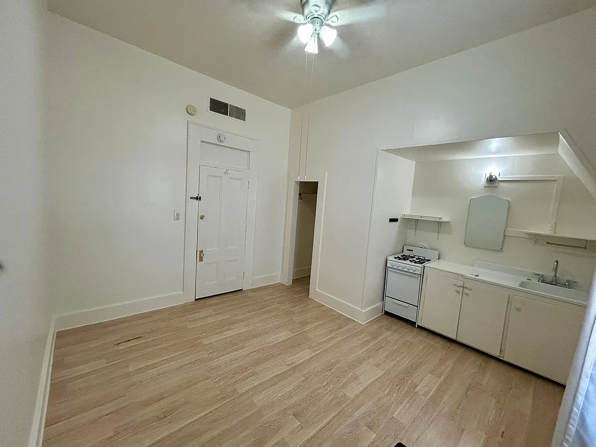 Building Photo - 703 Salem St #3
