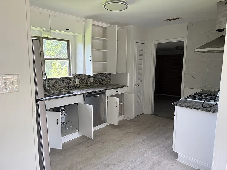 341 Kaye St — Photo 2