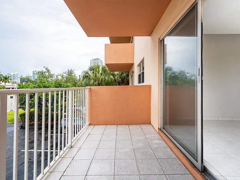 2200 E Hallandale Beach Blvd #202 — Photo 12