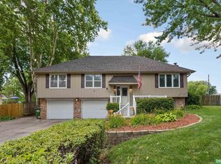701 Hogan Dr, Papillion, NE 68046
