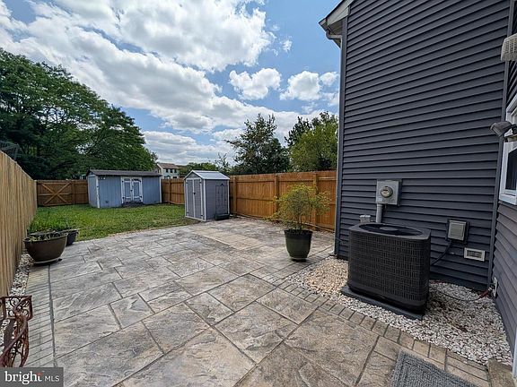 4th image of 332 Woodside Pl