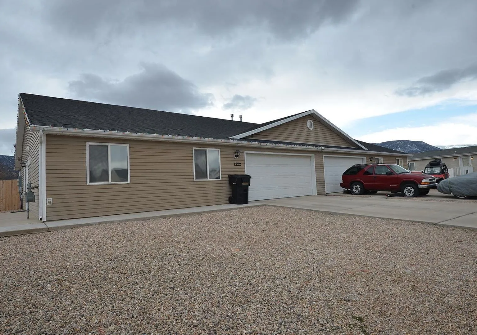 Move-In Discount! 3 bed 2 bath - Twin home — Photo 1