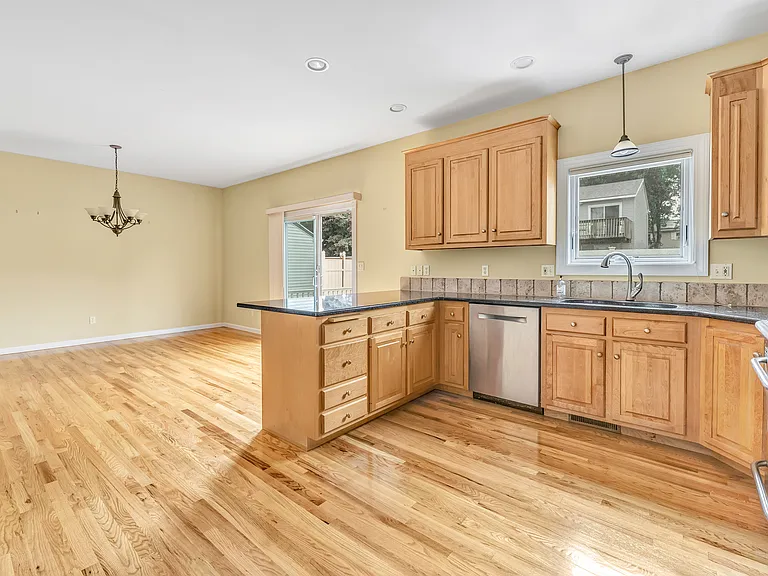 36 Pawtucket Ave — Photo 11