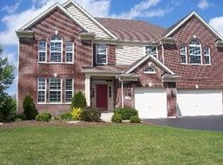 2023 Sandell Ln, North Aurora, IL 60542