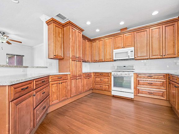 4th image of 1559 SE Valencia Dr
