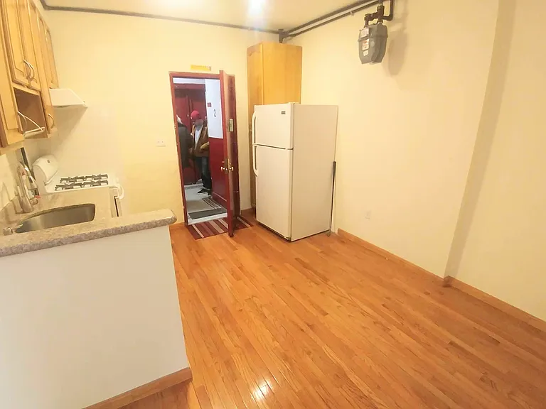 58 Henry St #6 — Photo 2