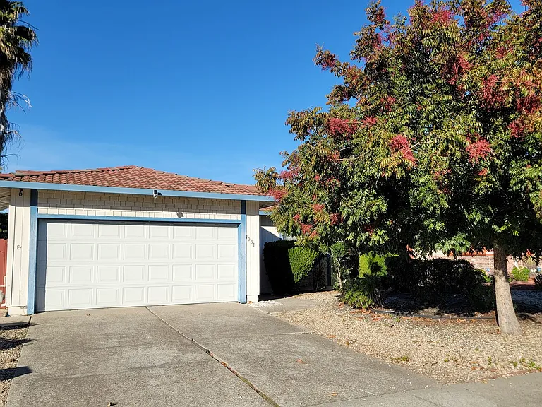 1031 Fallbrook Dr — Photo 1