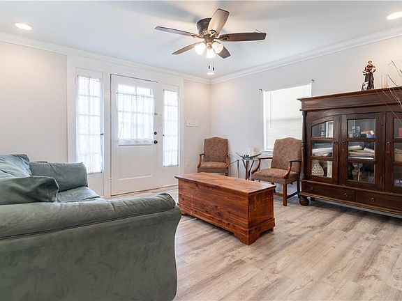 4th image of 2677 Gladiolus St