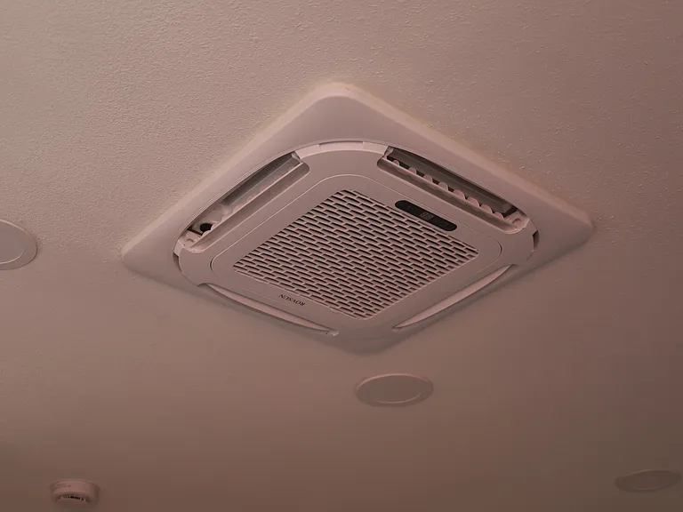 Ceiling air conditioner