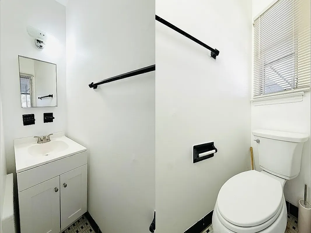 3 bed, 1.5 bath, 1760 sqft, $3,900 — Photo 3