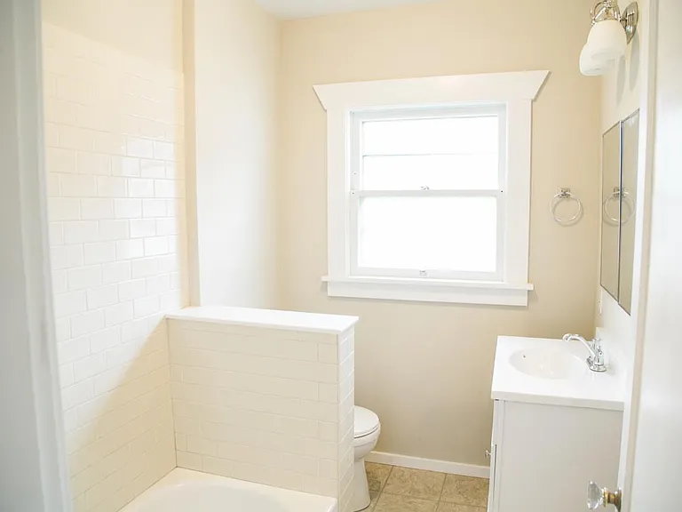 bathroom with tub