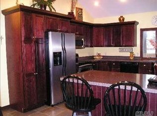 233 W Shore Rd, Oakdale, NY 11769