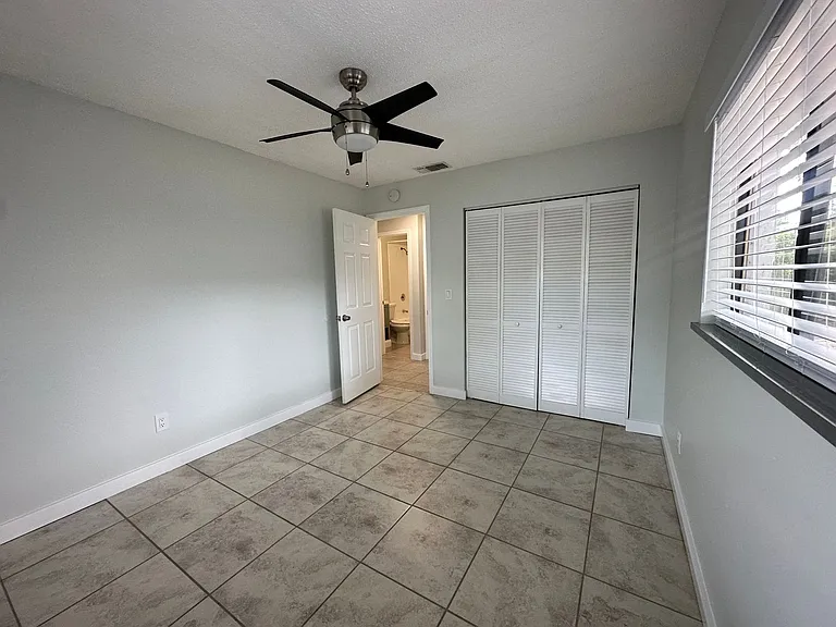 Lakeside Cove Apartments — Photo 11