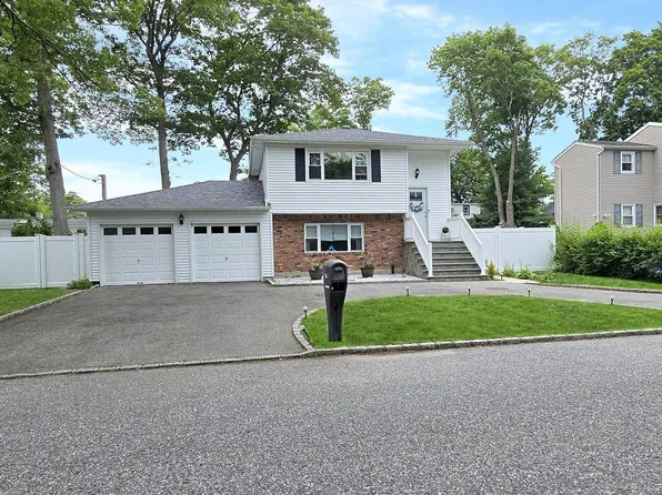 150 Coates Avenue N, Holbrook, NY 11741