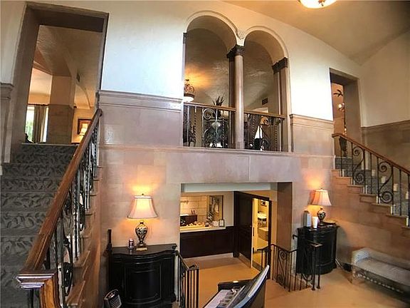 3rd image of 229 Ward Pkwy APT 303B