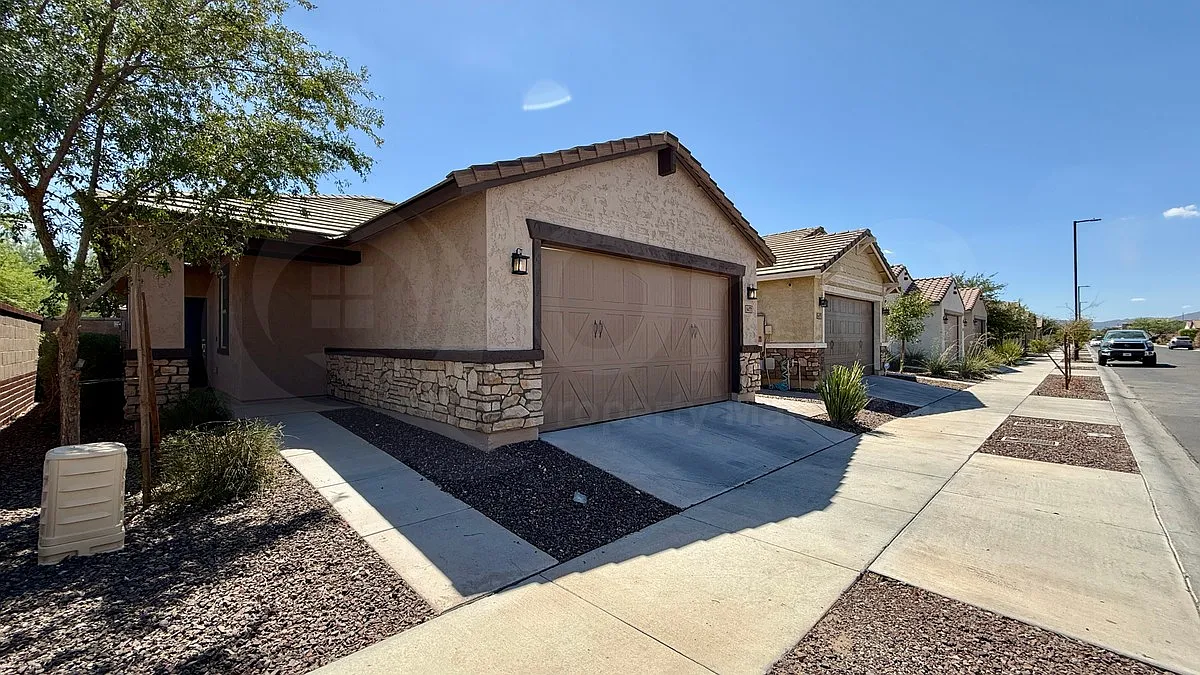 3 bed, 2.0 bath, 1325 sqft, $1,949 — Photo 3
