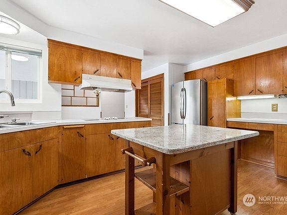 4th image of 316 San Mar Drive NE