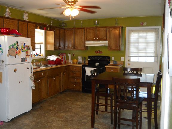 kitchen.  appliances remain