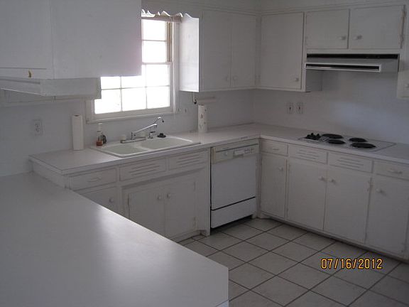 5th image of 3202 E 31st St