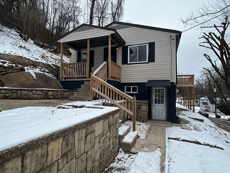 526 Broad Hollow Rd — Photo 1
