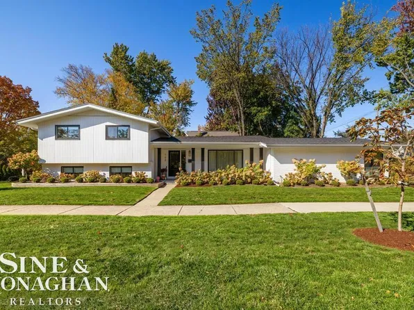 152 Kerby Rd, Grosse Pointe Farms, MI 48236