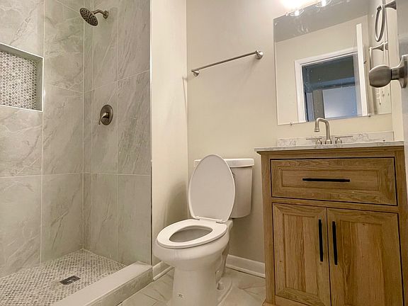 Full bathroom (1st floor)