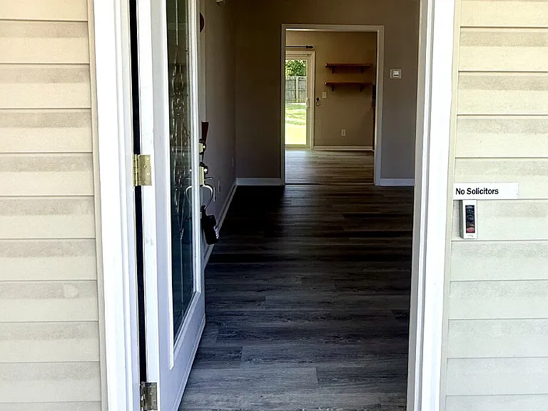 81 Essex Ct W — Photo 2