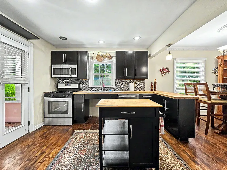 1804 Sumter St NW — Photo 10