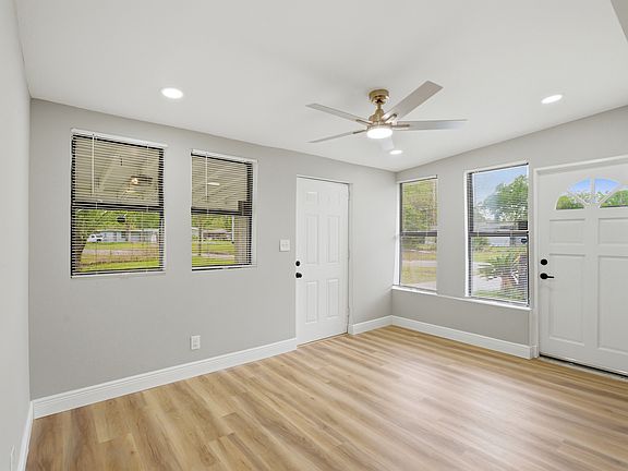 3rd image of 937 La Marche Dr