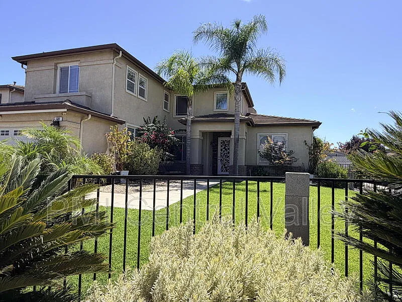 5 bed, 3.0 bath, 2572 sqft, $3,500 — Photo 2